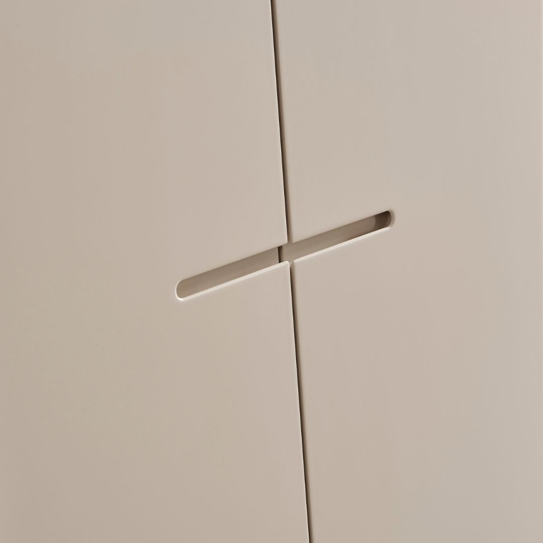 Гардероб Stella – детайл на равните фасади и изчистените фуги.