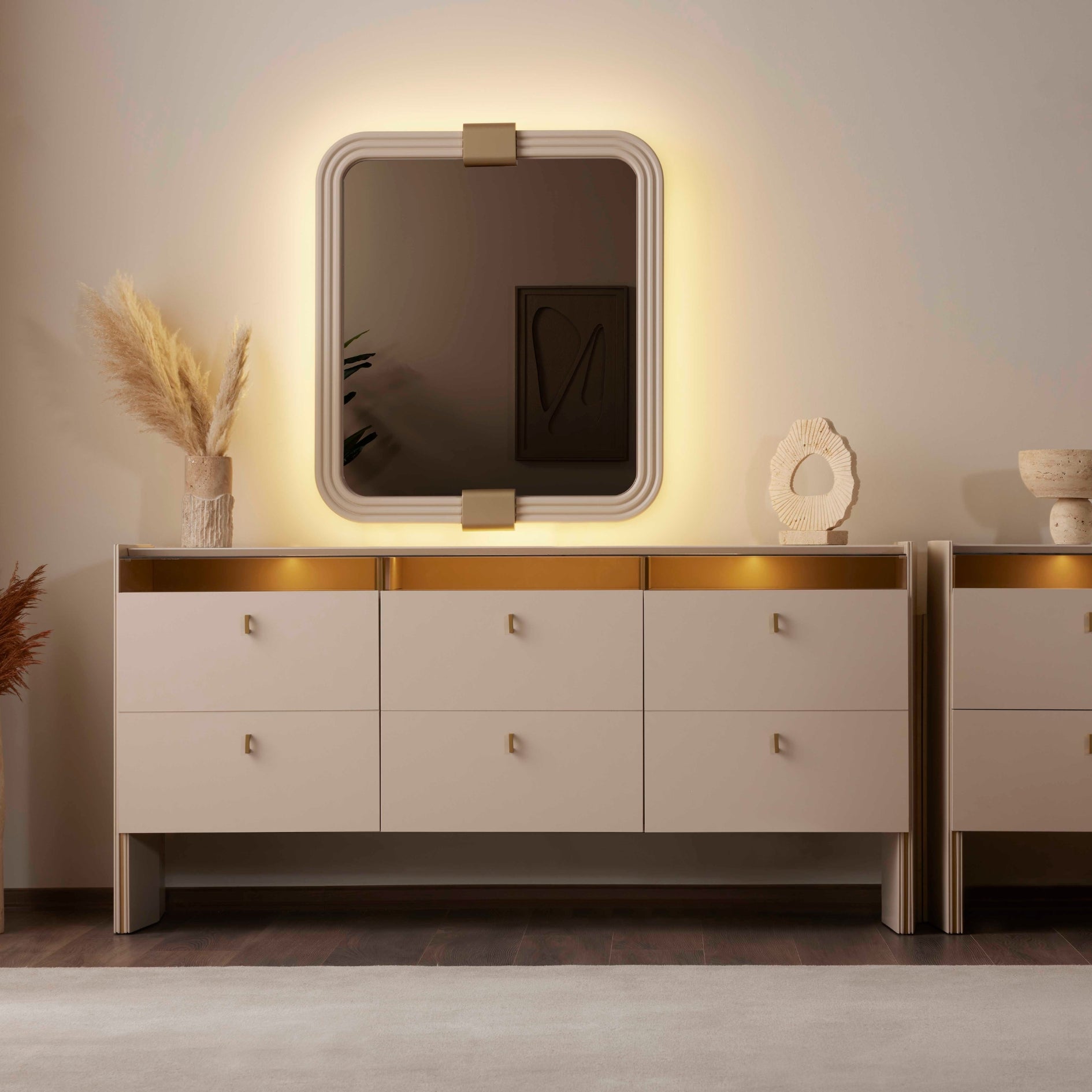 Бюфет с огледало Helen – светъл бюфет с осветена стъклена витрина и правоъгълно огледало над него в трапезария.