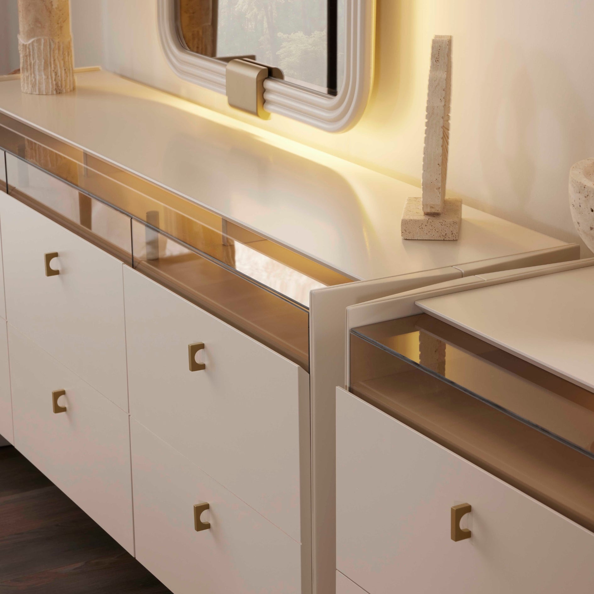 Детайлен изглед на плота и стъклената витрина на бюфет Helen с декорация върху него.