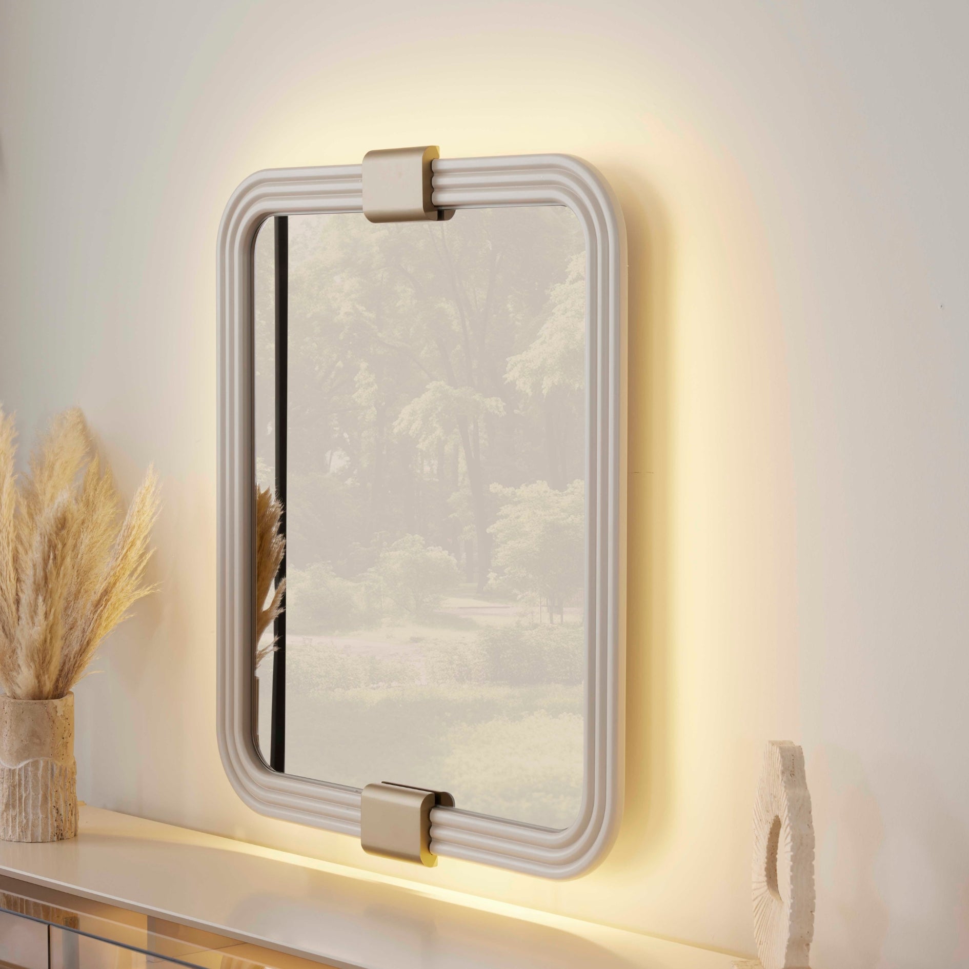 Огледало Helen с осветена рамка, монтирано над бюфета в светъл интериор.