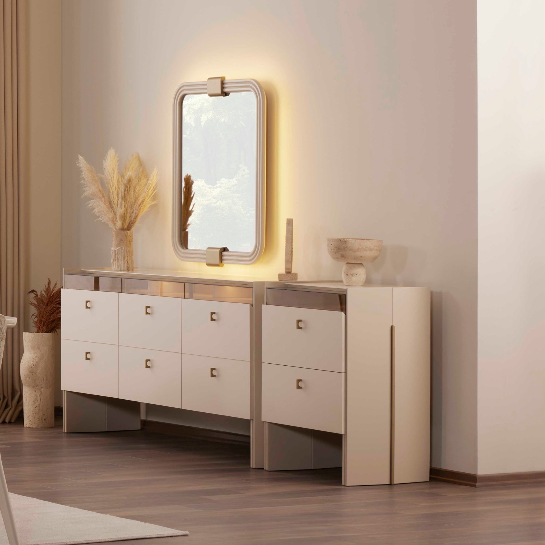 Фронтален изглед на бюфет Helen – шест чекмеджета, стъклена ниша с топло осветление и огледало с заоблена рамка.
