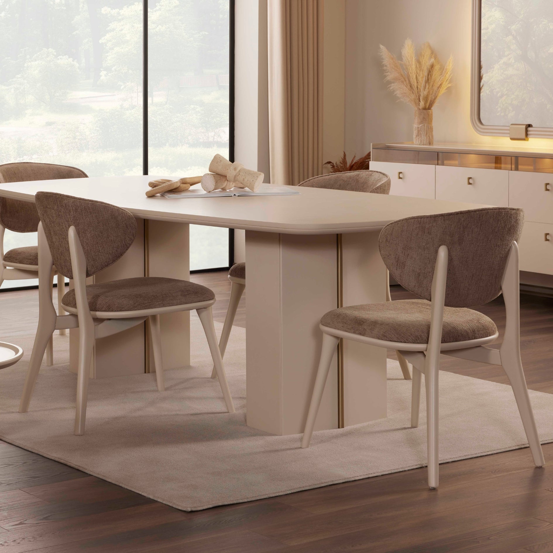 Детайл на трапезна маса Helen и стол – гладък бежов плот и тапицирана облегалка в топъл текстил.