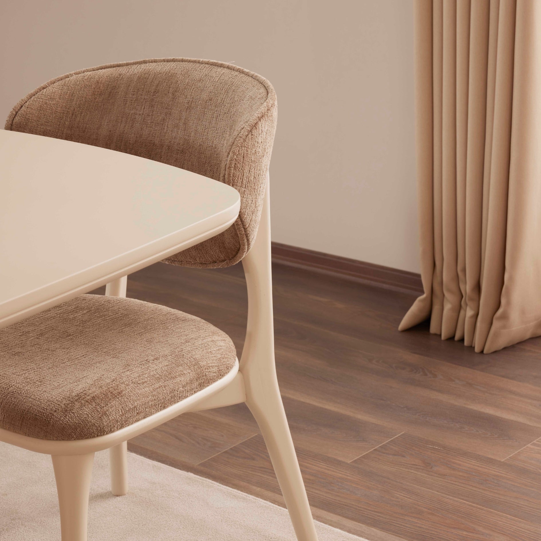 Трапезен стол към маса Helen, страничен изглед – светъл корпус и кафява тапицерия.