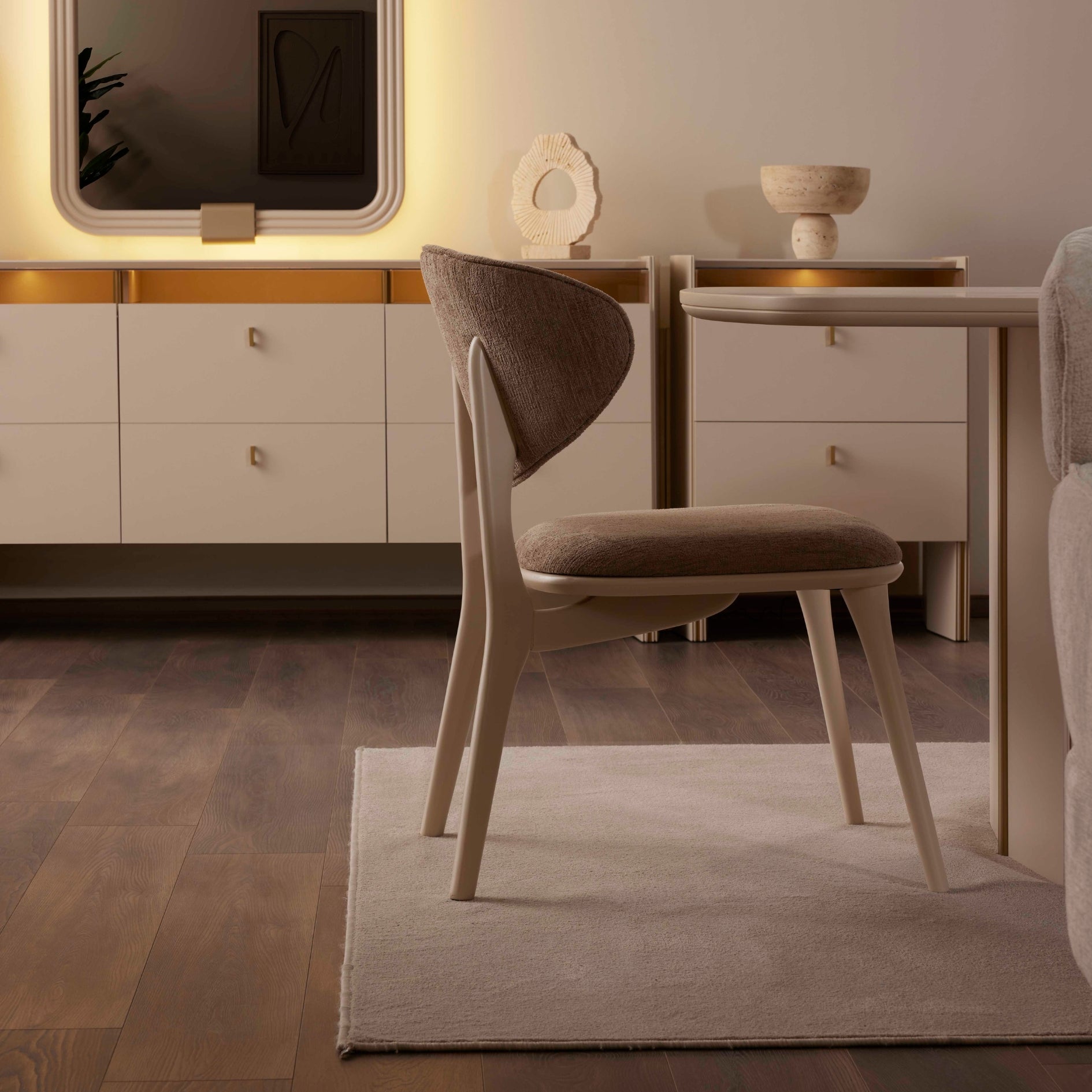 Трапезна маса Helen на бял фон – маса с две централни правоъгълни основи и омекотени краища на плота.