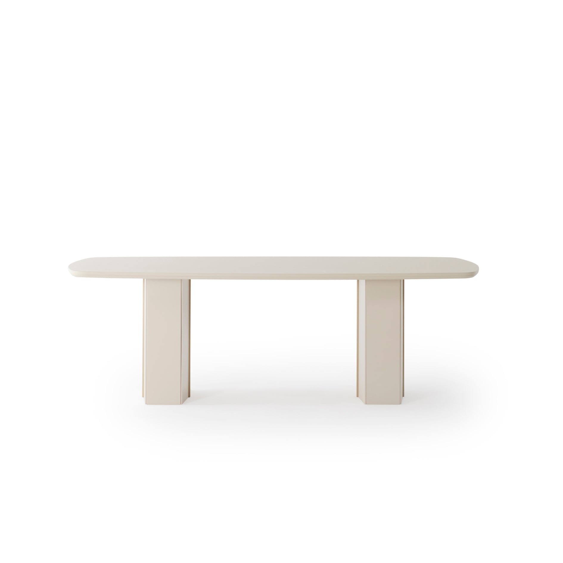 Трапезна маса Helen и комплект столове в светла трапезария с бюфет и огледало в същата колекция.