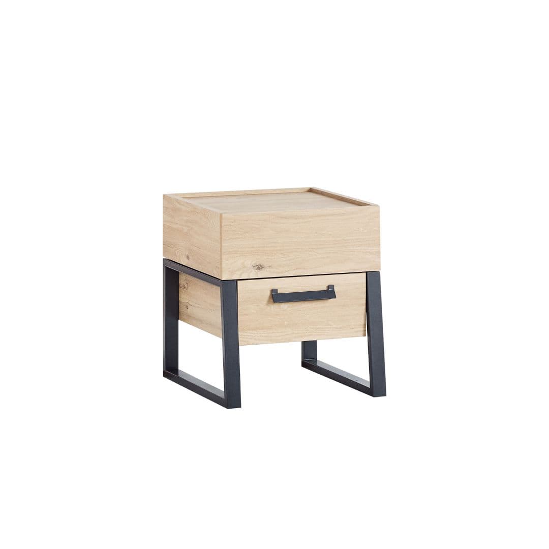 Детско нощно шкафче Irony на бял фон с чекмедже и черна дръжка. Изчистен модул, лесен за комбиниране в стая.