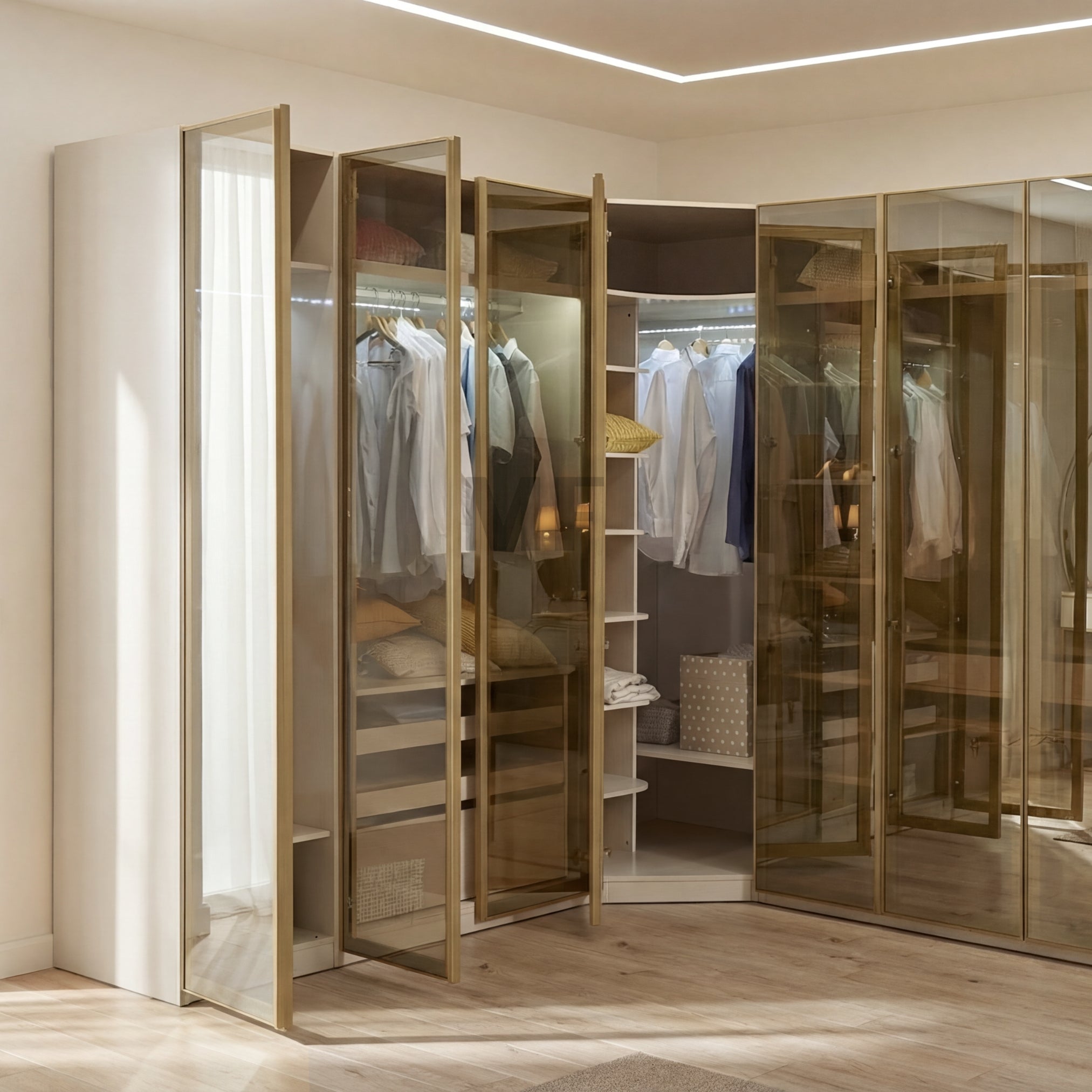 Модулен гардероб Kapadokya с стъклени врати показващи вътрешното разположение.