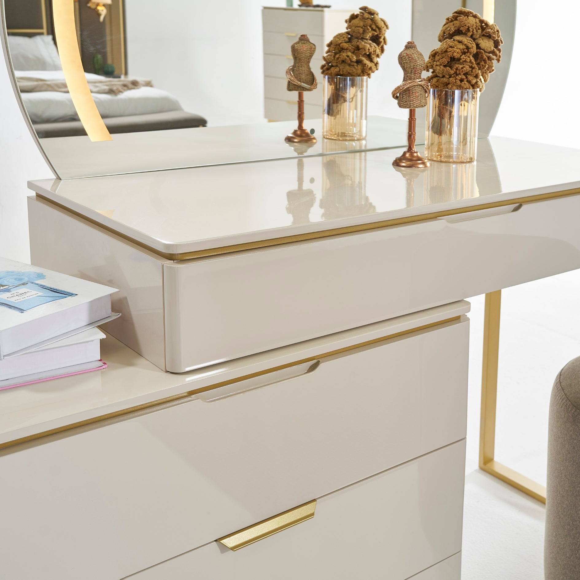 Тоалетка Kapadokya, показана под ъгъл, акцент върху LED осветлението около огледалото.