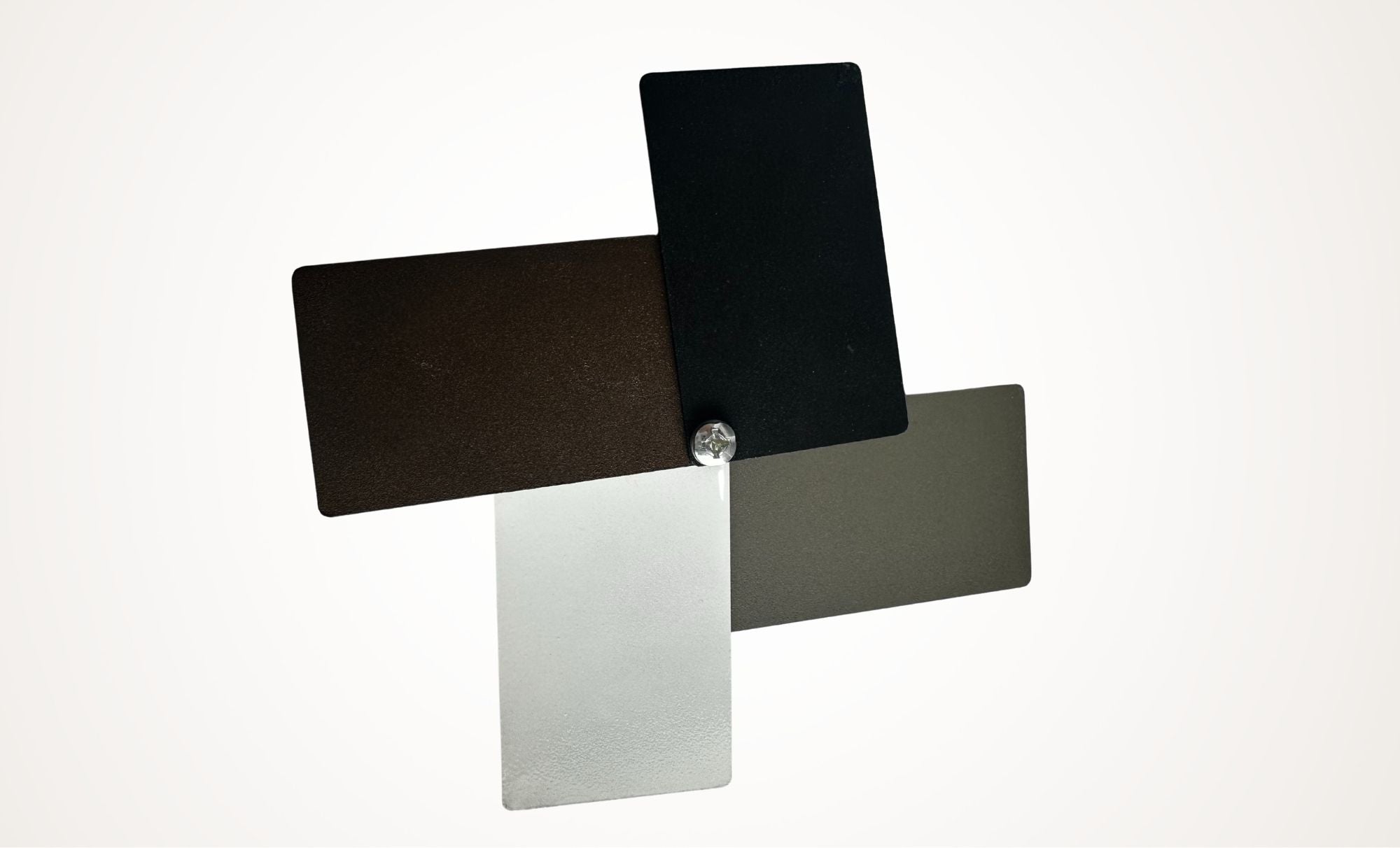 Образец с различни цветове на металната конструкция на маса Express, помагащ на клиента да избере подходящ финиш за своя интериор.