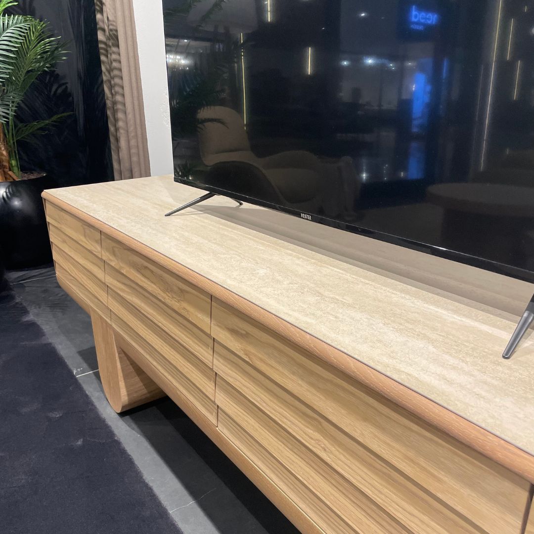 ТВ шкаф Lumo, заснет фронтално, показващ изчистените хоризонтални линии и затворените модули за съхранение.