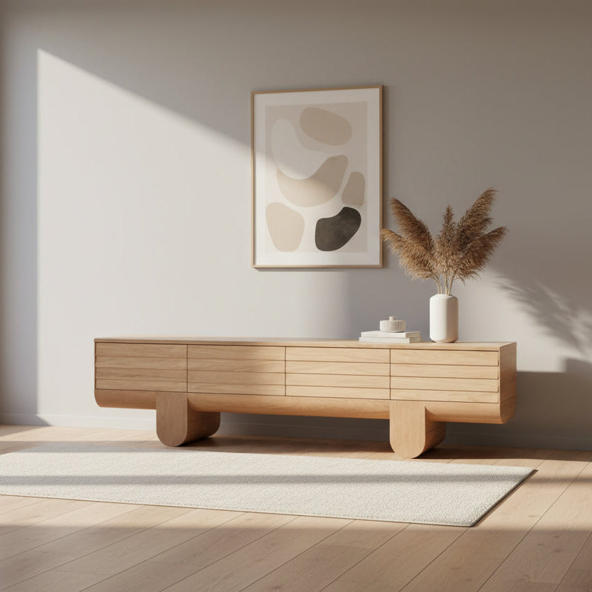 ТВ шкаф Lumo в интериор с мека светлина, комбиниран с библиотека и декорация, създаващ подреден и уютен хол.