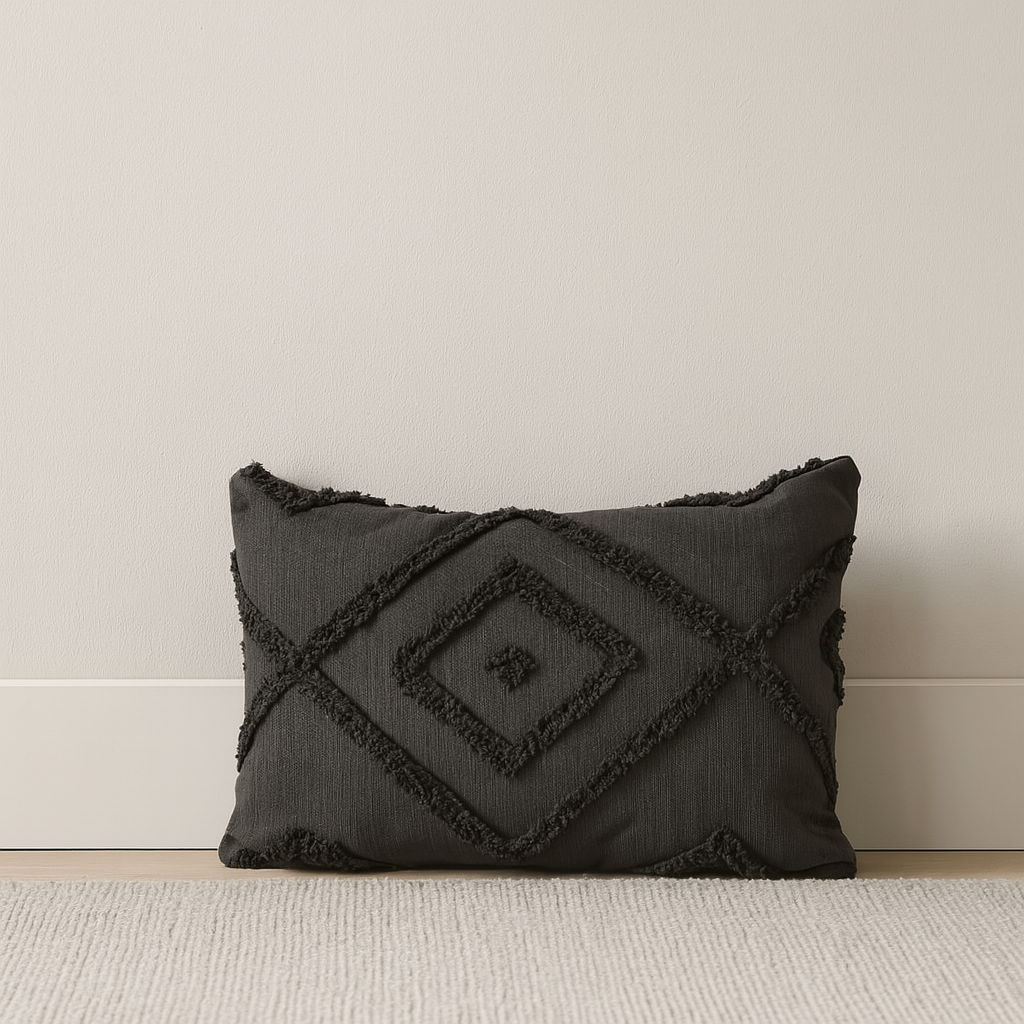 Декоративна възглавничка Mellow 35×50 см в сиво, с мек полиестерен плат и вътрешен пълнеж.