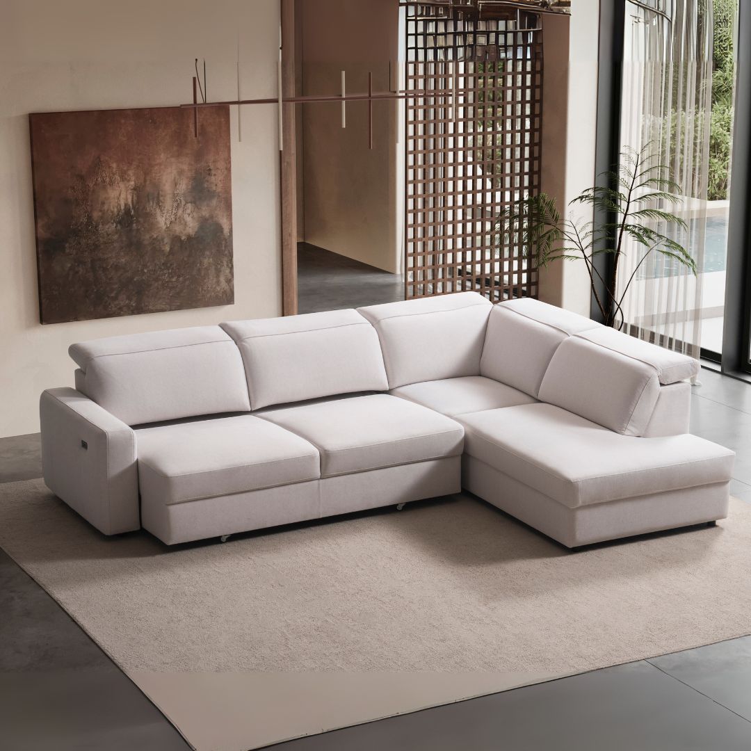 Модулен диван Como – ъглова конфигурация в модерна дневна с декоративни възглавници.