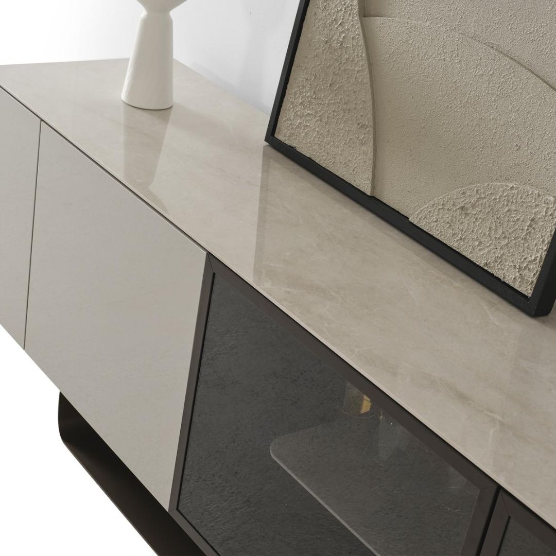 Бюфет Moon A, заснет под ъгъл, показващ дългия корпус и изчистените вратички.