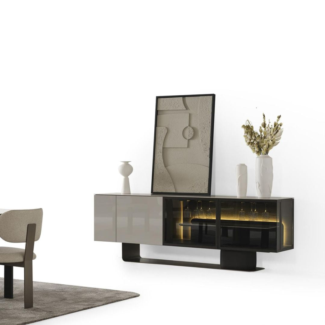 Бюфет Moon A, разположен по дължина на стена в модерна дневна, с декорация върху плота.