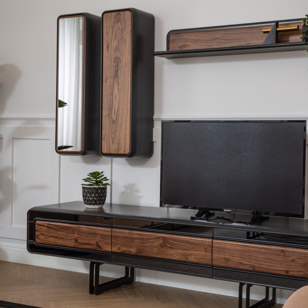 Долен ТВ модул от сета Mozart с естествен фурнир и метални крака, на който е поставен телевизор.