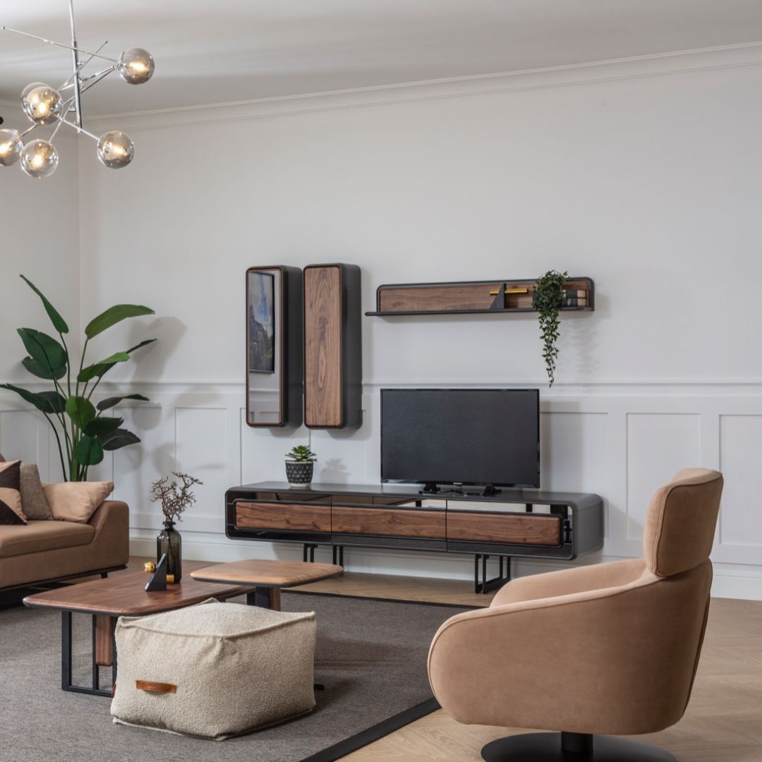 ТВ сет Mozart с горен модул с огледална врата и отворен рафт, подредени с книги и декорация.