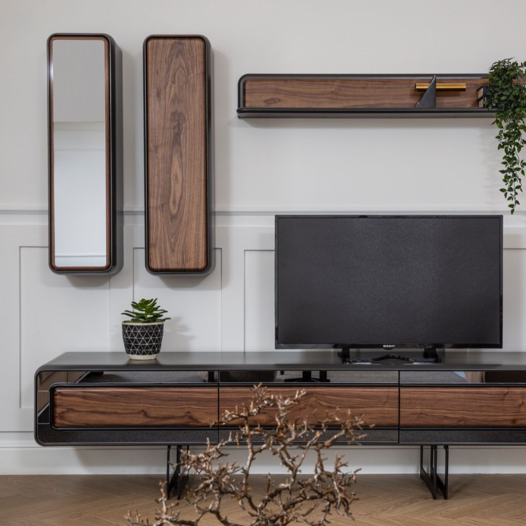 Детайлен кадър на ТВ модула Mozart, показващ текстурата на фурнира и финия преход между металната основа и корпуса.