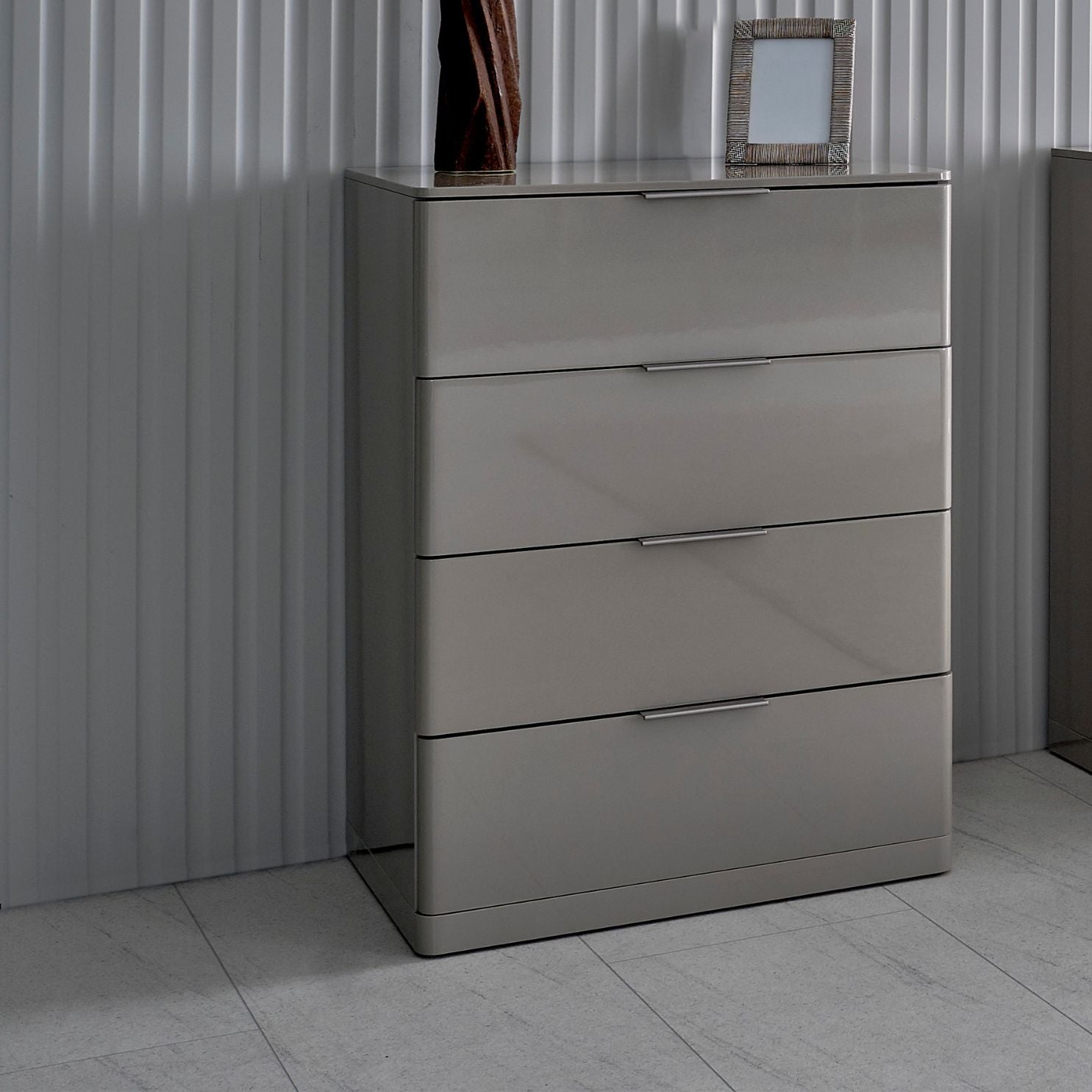 Скрин Dolunay с модерен дизайн и четири просторни чекмеджета