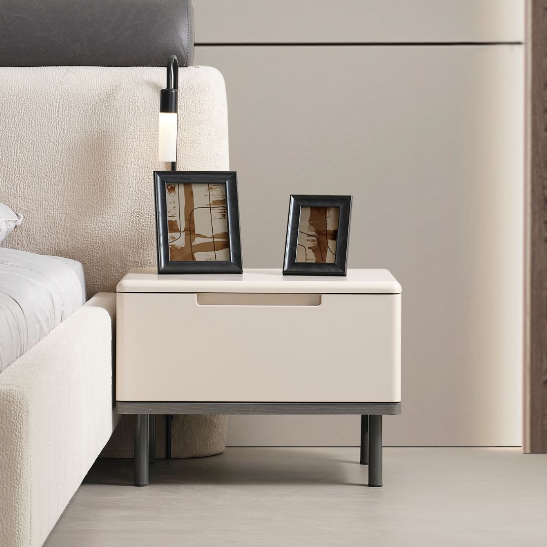 Нощно шкафче Stella – комплект от две шкафчета, подредени симетрично в спалня.
