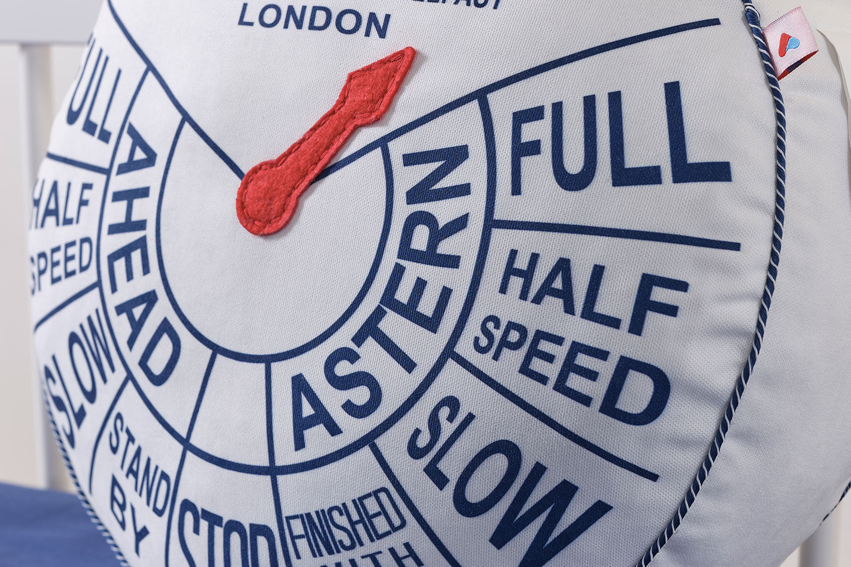 Кръгла декоративна възглавничка Sailor No:02 Ø40 см с мека полиестерна текстура и вътрешен пълнеж.