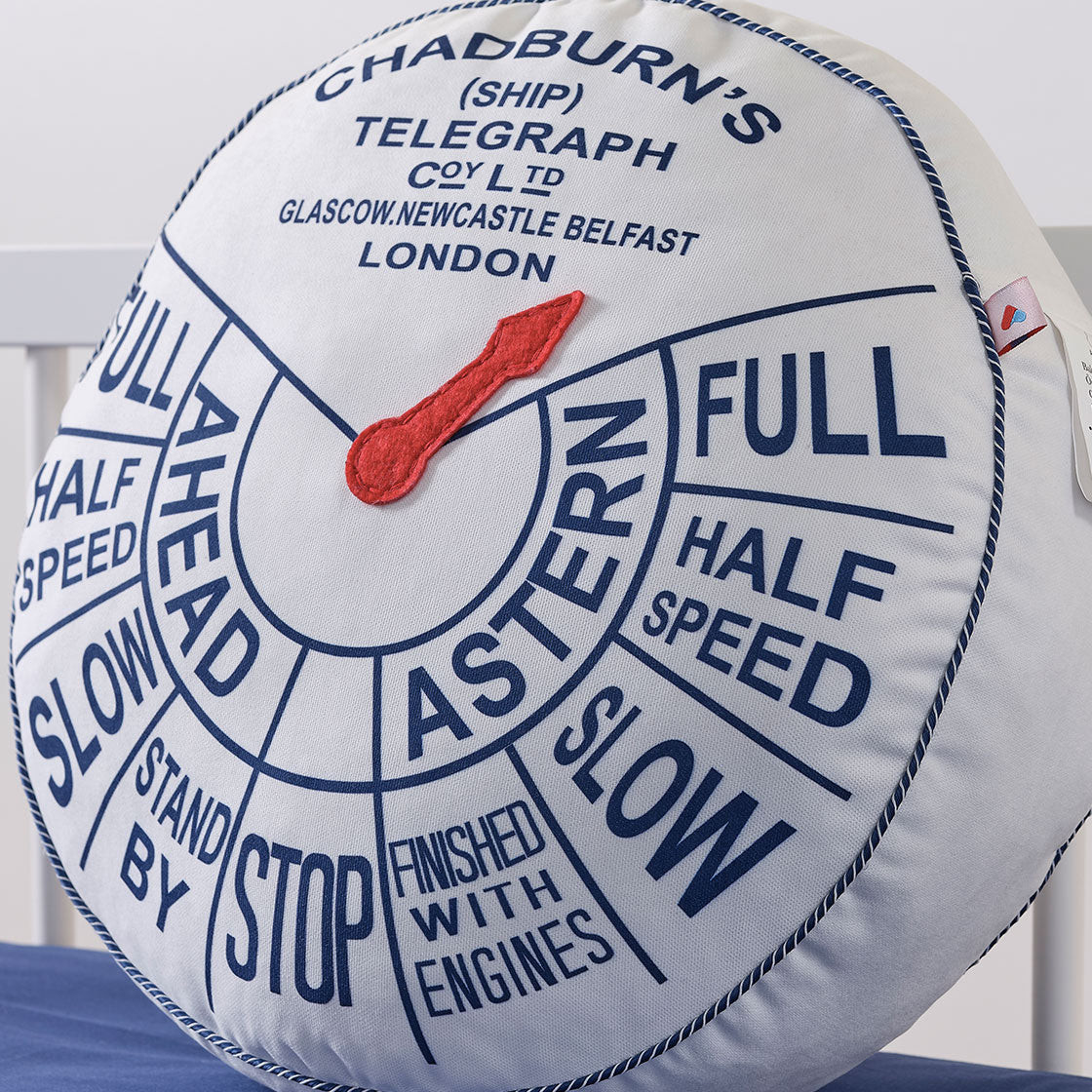 Кръгла декоративна възглавничка Sailor No:02 Ø40 см с мека полиестерна текстура и вътрешен пълнеж.