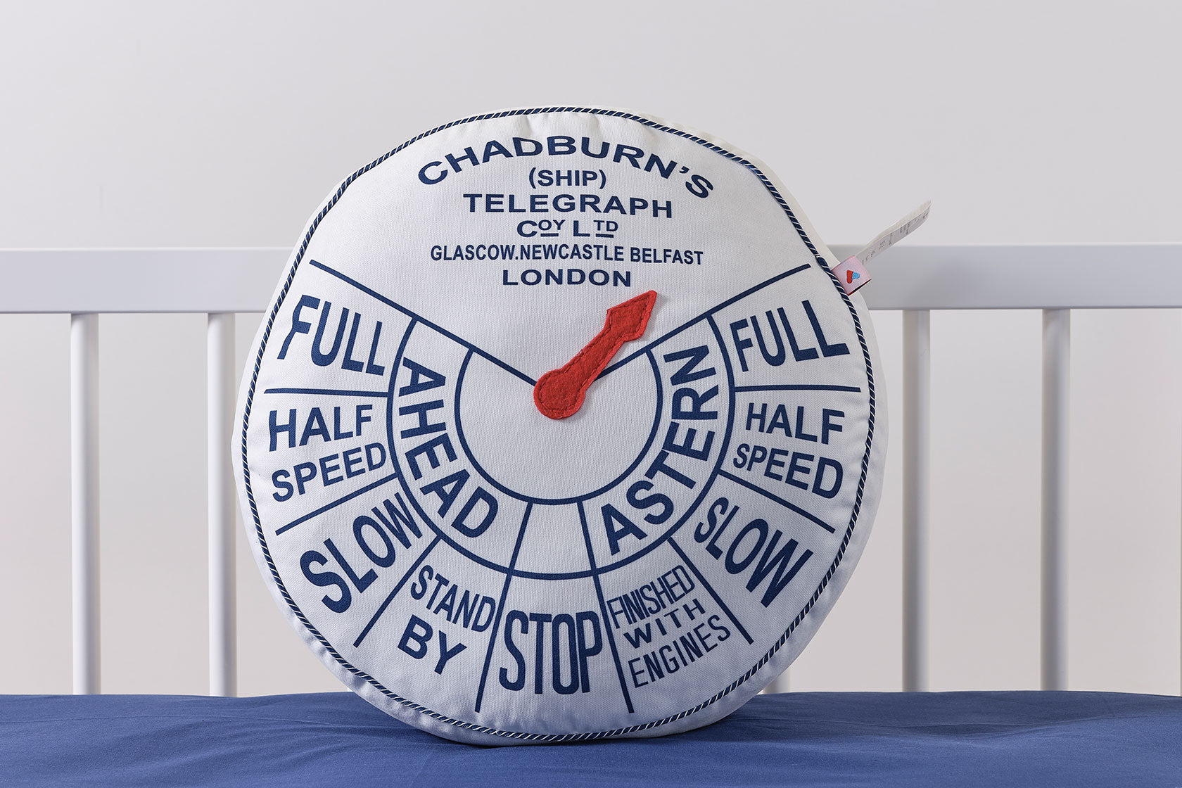 Кръгла декоративна възглавничка Sailor No:02 Ø40 см с мека полиестерна текстура и вътрешен пълнеж.