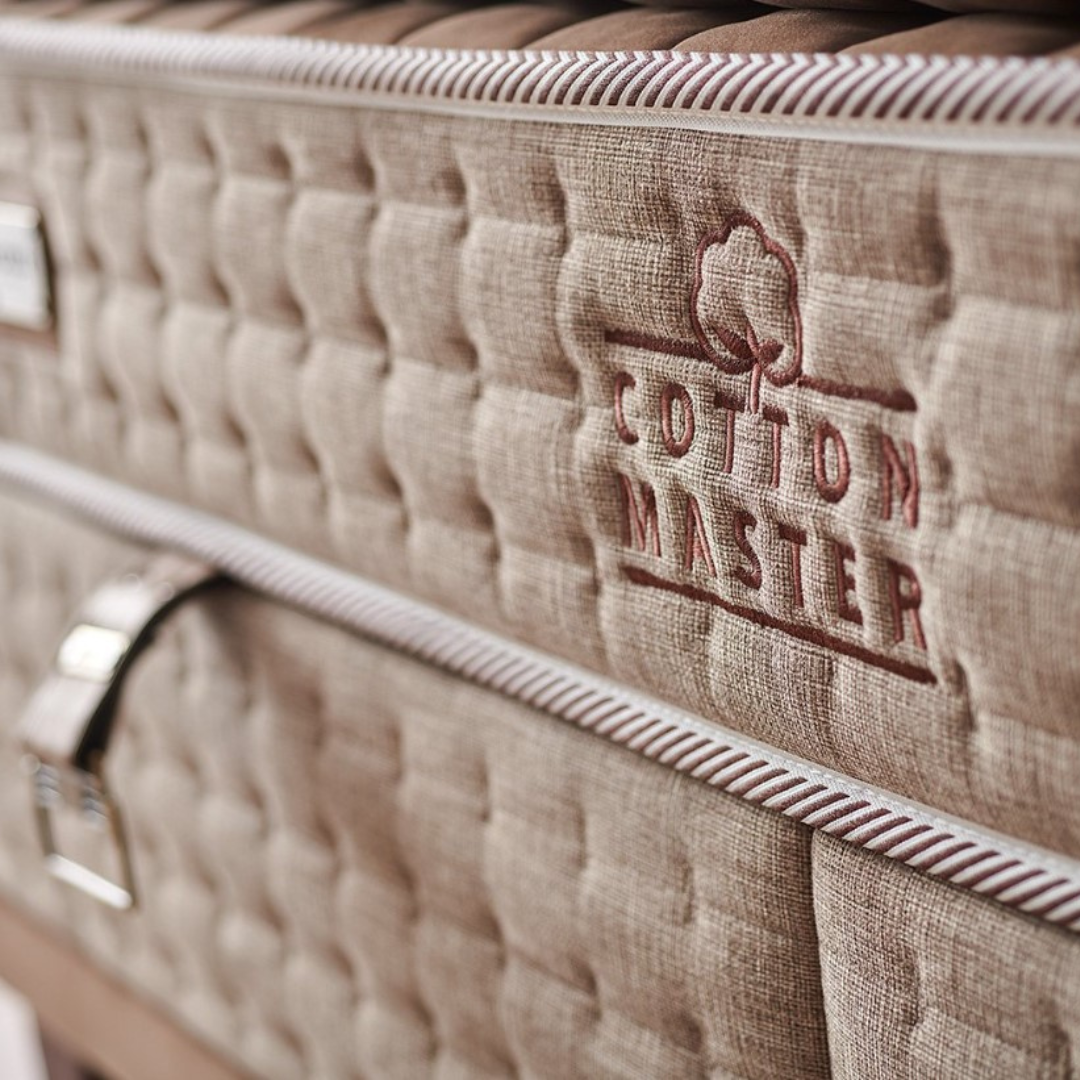 Детайл от таблата на спален сет Cotton Master
