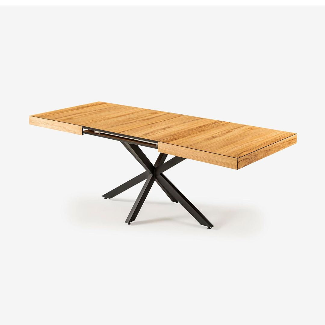 Трапезна маса Shot в интериор с естествени текстури и топли тонове, подчертаваща хармонията между плота и останалите мебели.