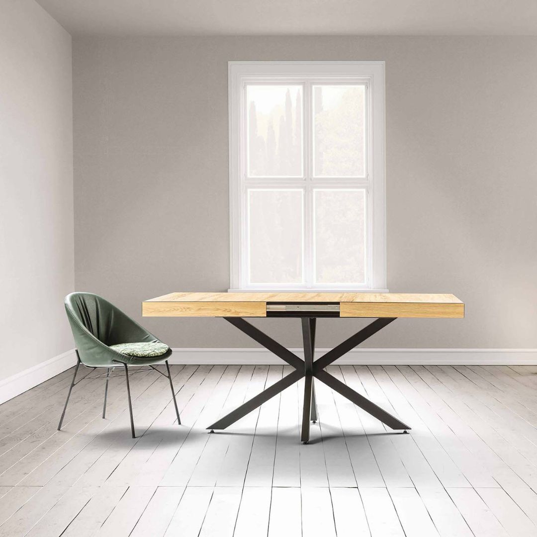 Трапезна маса Shot в стандартен размер, показана в модерна трапезария с изчистен интериор и балансиран дизайн.