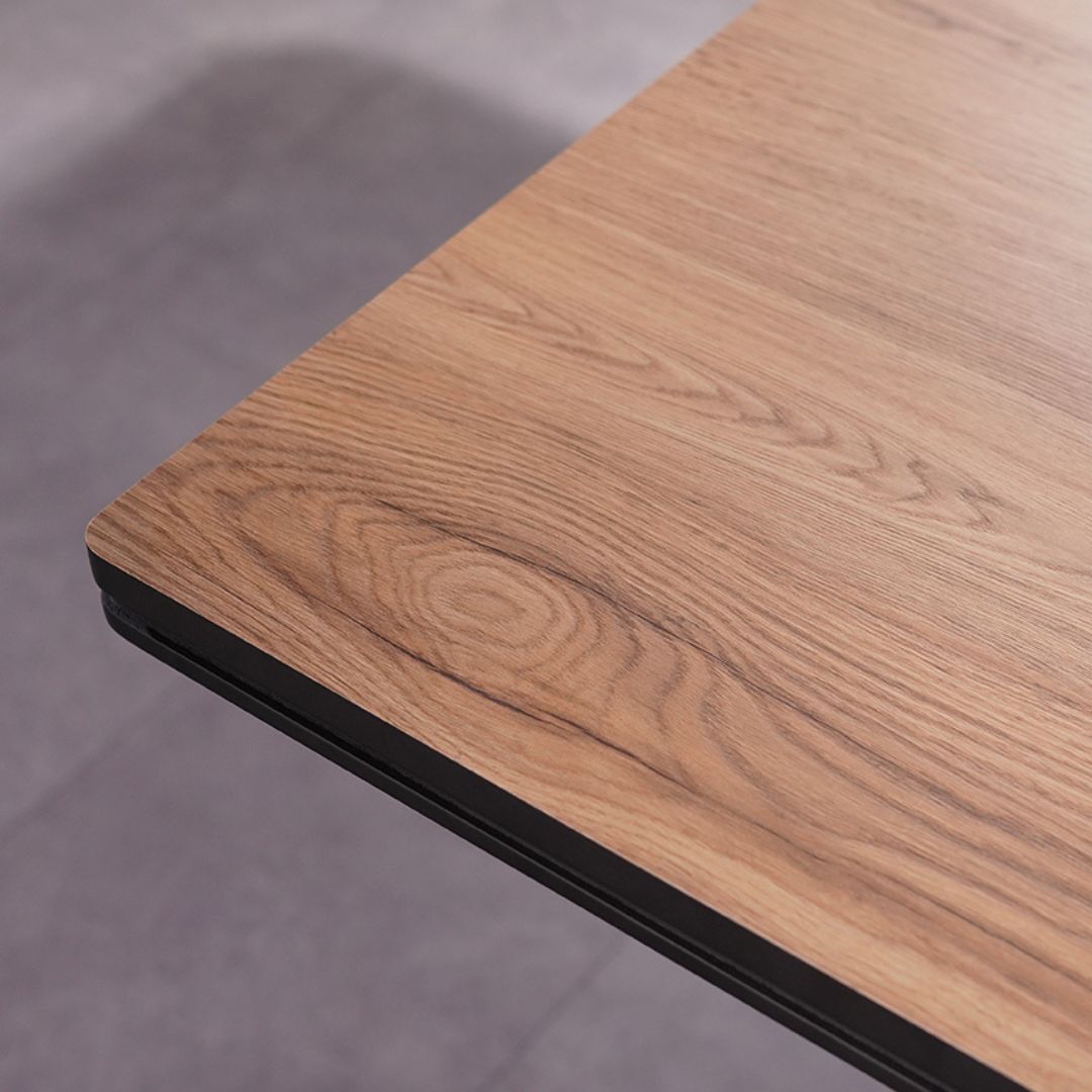 Разтегателна трапезна маса Shot с извадени два допълнителни плота, осигуряваща повече място за гости.