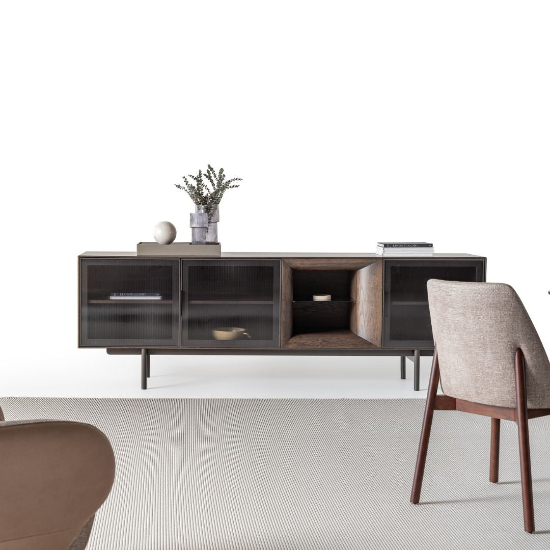 Близък план на плота на бюфет Soho с ваза и свещи, подчертаващ чистите линии и топлия вид.