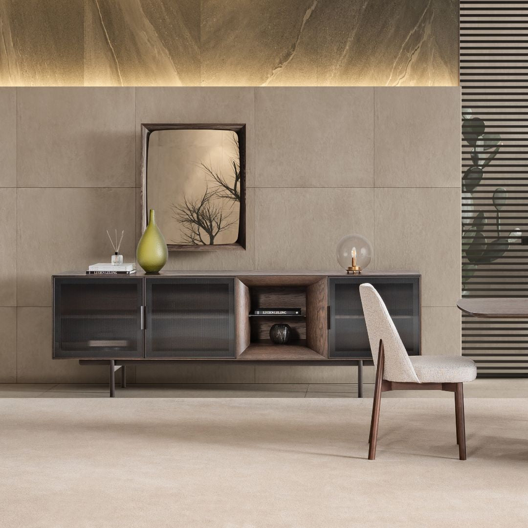 Бюфет Soho, заснет фронтално, с дълъг корпус и гладък плот, подреден с декорация в модерна дневна.