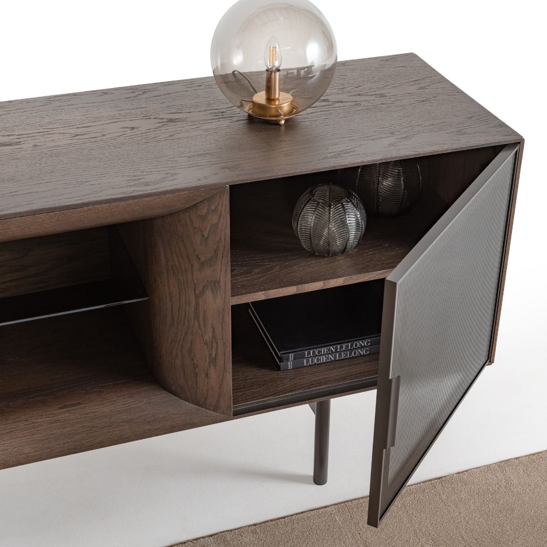 Бюфет Soho, заснет под ъгъл, показващ рафтовете и затворените отделения за съхранение.