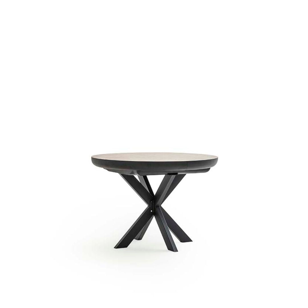 Трапезна маса Spider, заснета отпред, показваща кръглия плот и характерната динамична метална основа. 