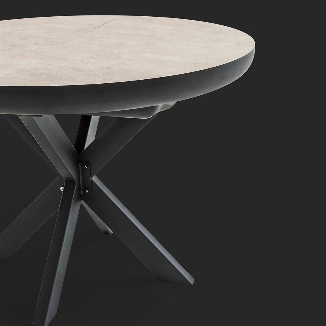 Кръгла трапезна маса Spider с HPL плот и метална „паякообразна“ основа, разположена в модерна трапезария с изчистен интериор. 