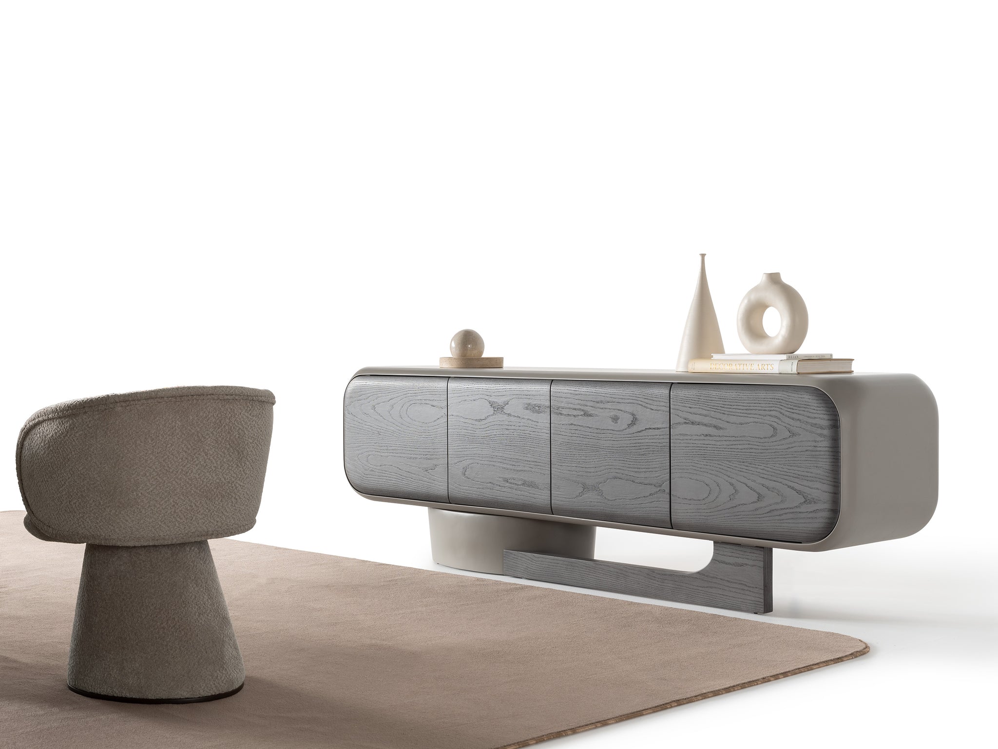 Бюфет Moon, заснет фронтално, с дълъг нисък корпус и гладки, органични форми в модерна дневна.