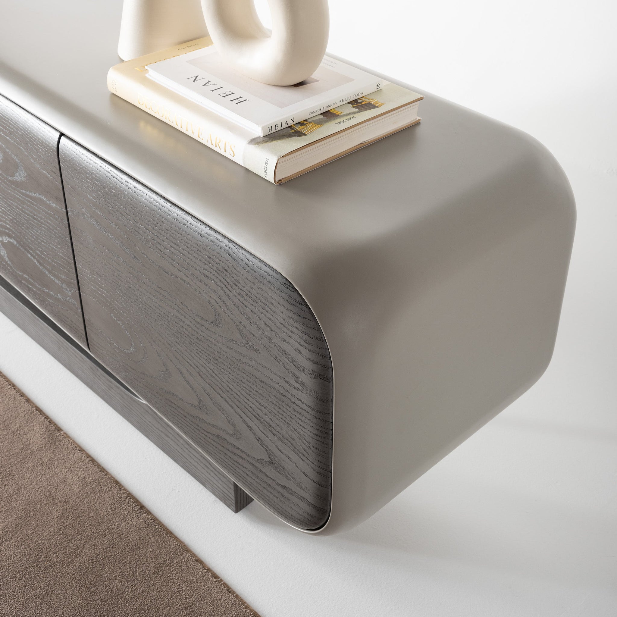 Бюфет Moon под ъгъл, показващ заоблените ръбове и изчистените линии по вратите.