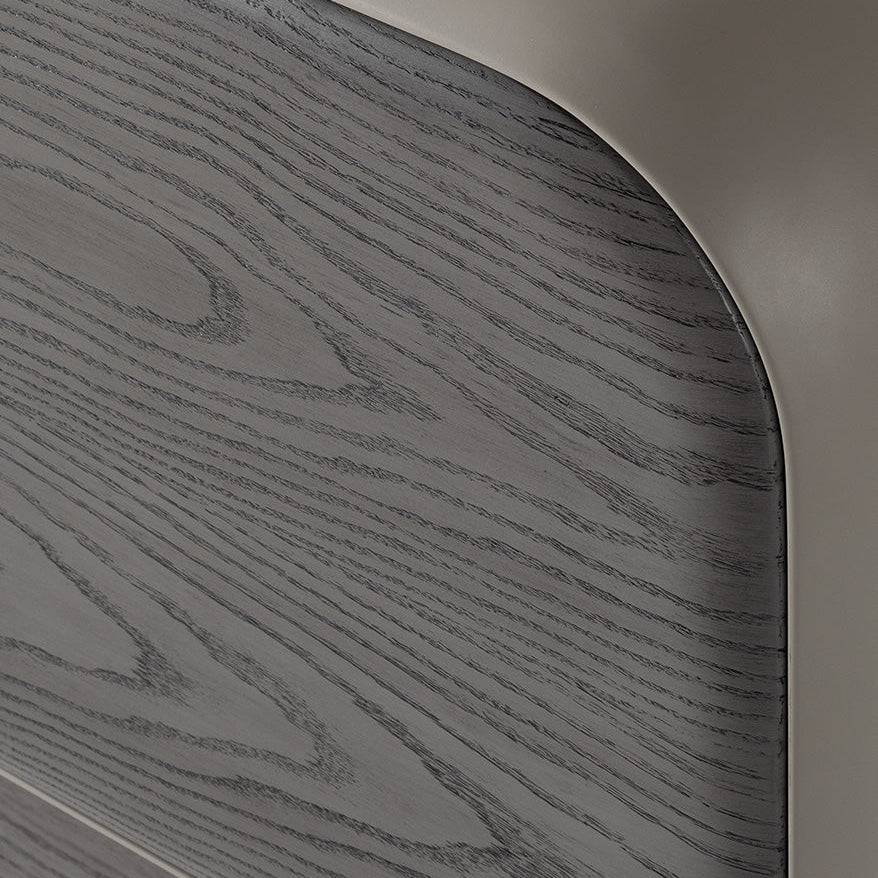 Бюфет Moon, декориран с лампа, ваза и картини върху плота, използван в трапезария.