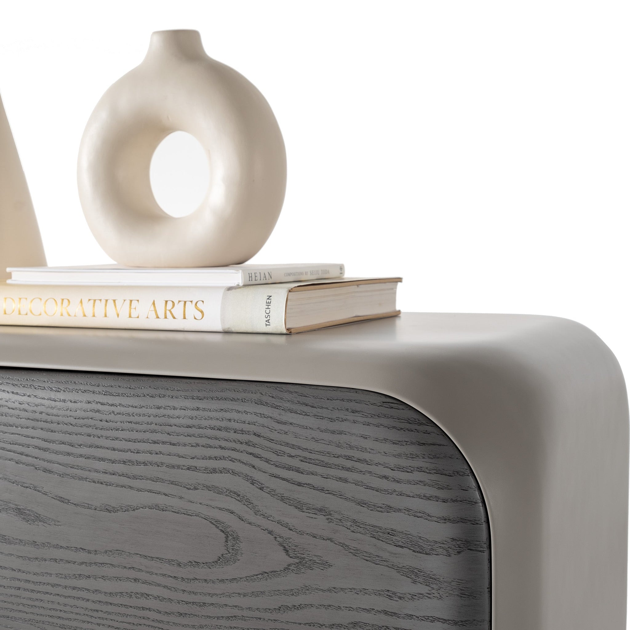 Детайлен кадър на фасадата на бюфет Moon, подчертаващ плавните форми и спокойния, модерен вид.