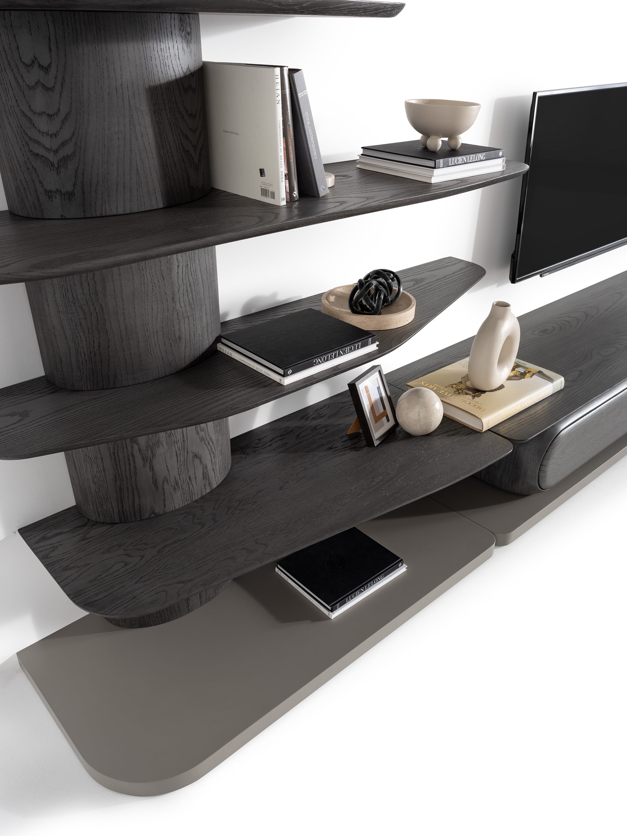 Детайлен кадър на долния модул от ТВ сет Moon, показващ високите крачета и чистите хоризонтални линии.