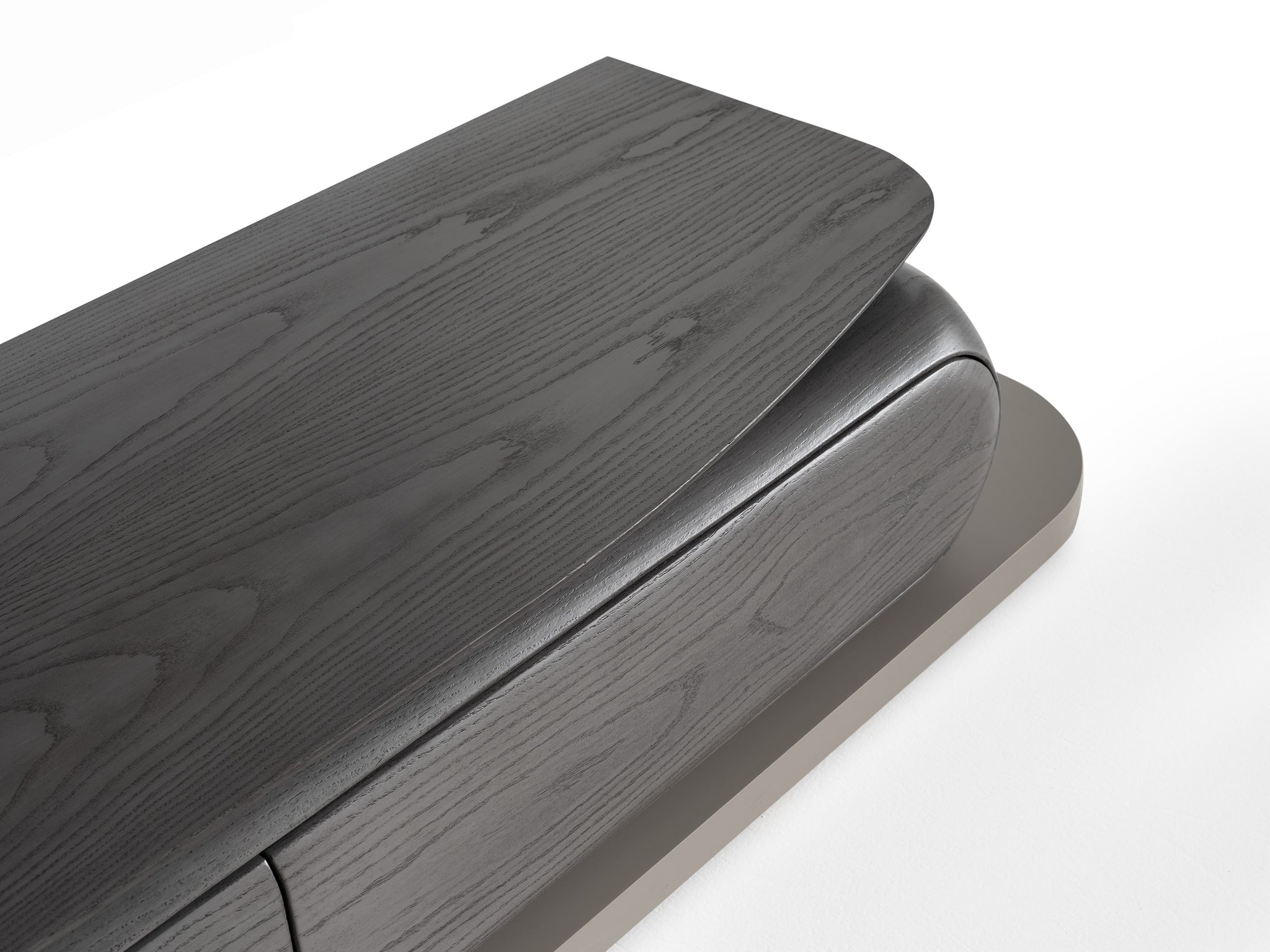 ТВ сет Moon, заснет под ъгъл, подчертаващ леката, модерна визия на стената с телевизора.