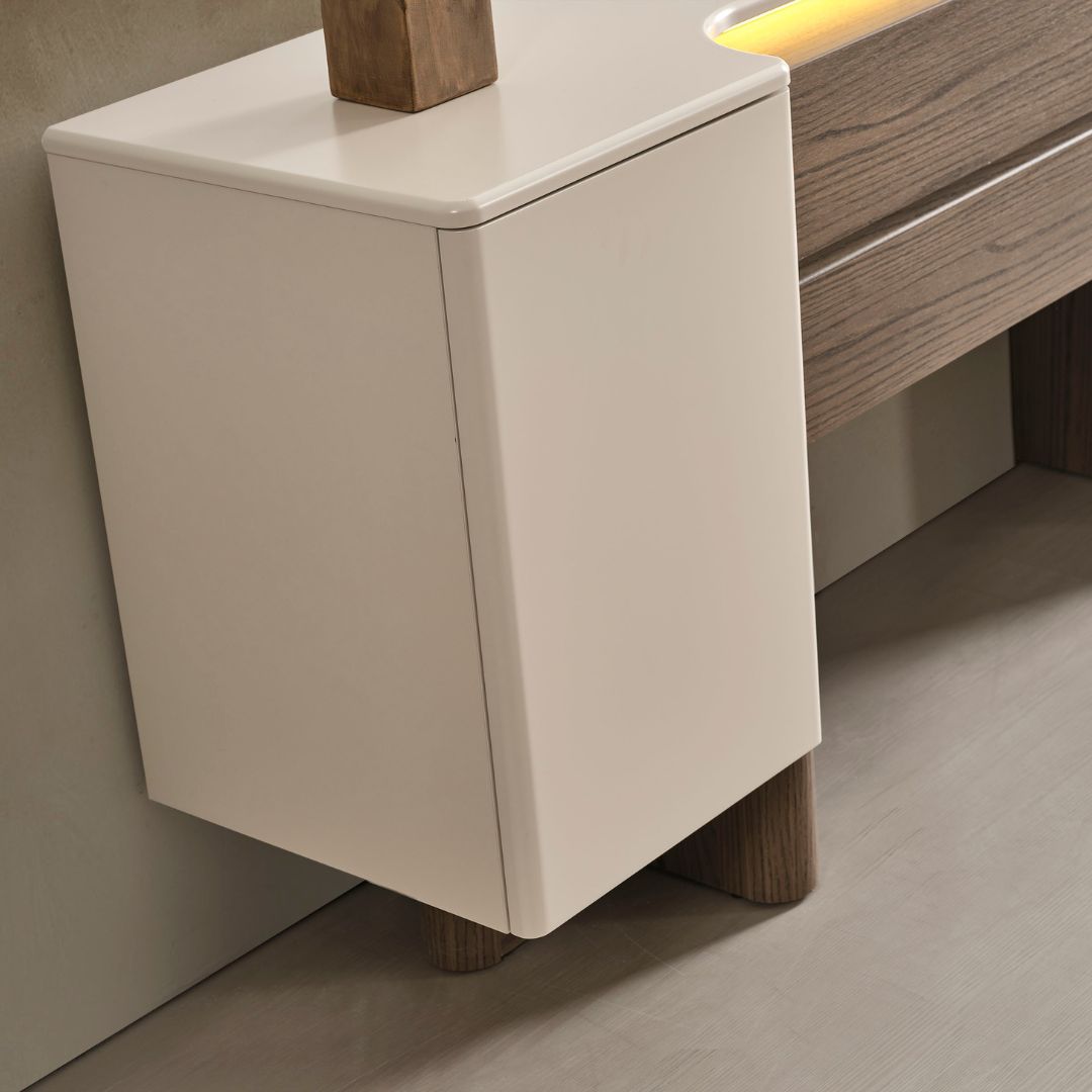 Тоалетка с огледало Liva – близък план на огледалото и ръба на плота.