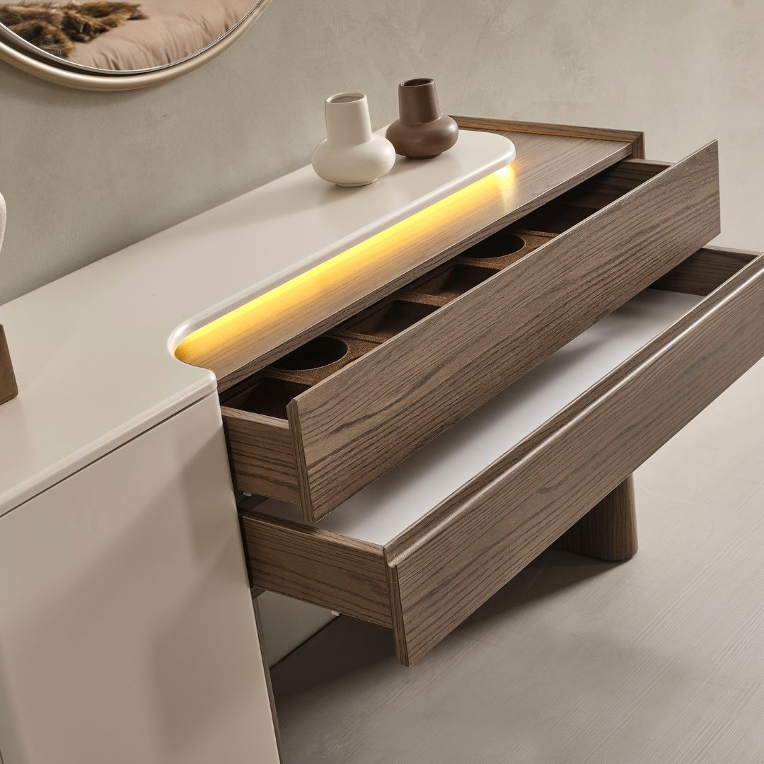 Тоалетка с огледало Liva – интериорна сцена в спалня с подредени аксесоари.