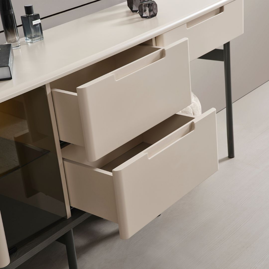 Тоалетка с огледало Stella – страничен изглед, подчертаващ плавните линии.