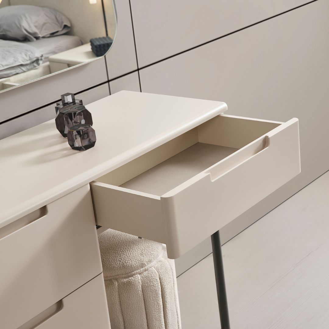 Тоалетка с огледало Stella – близък план на огледалото и ръба на плота.