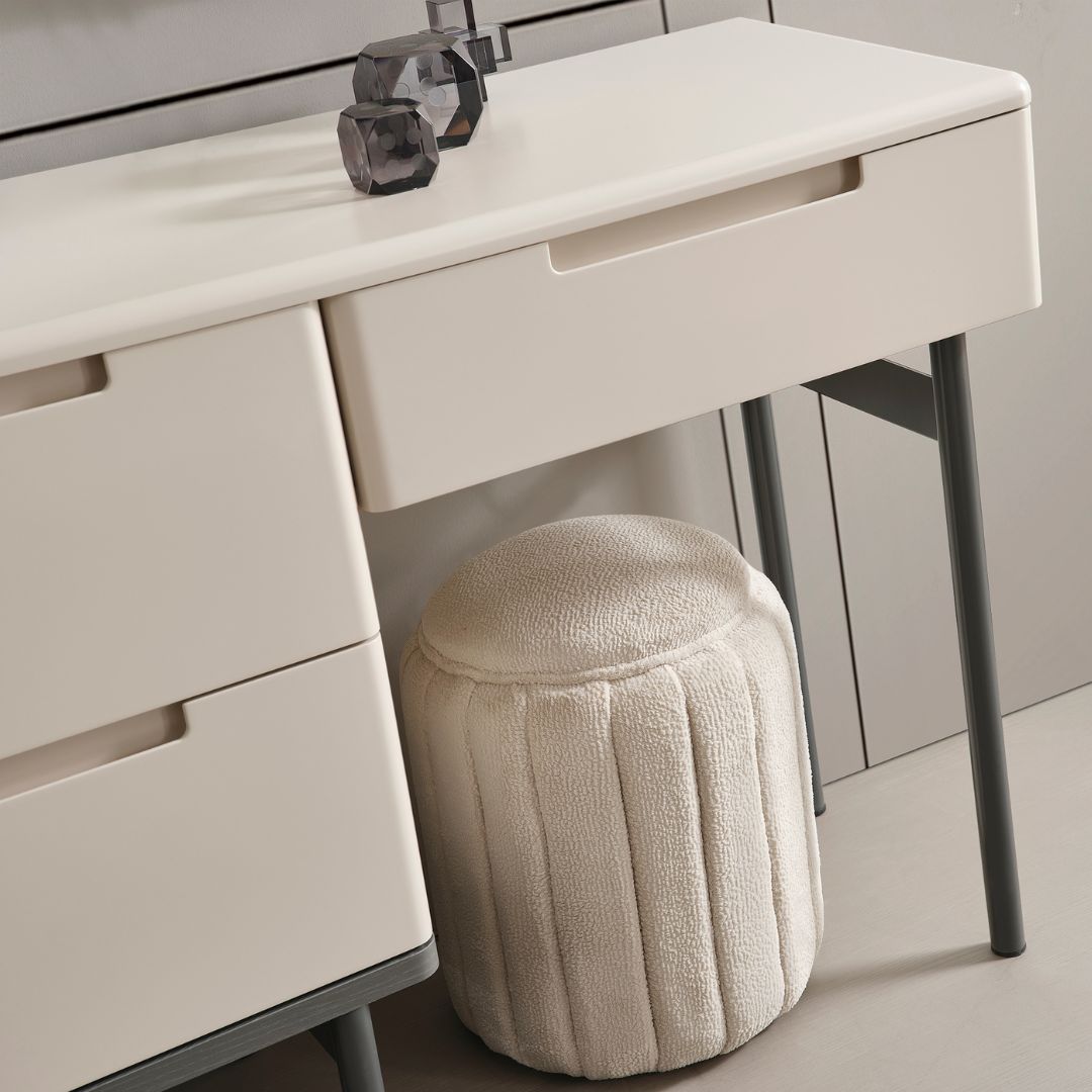 Тоалетка с огледало Stella – изглед в спалня, подредена с минималистични аксесоари.