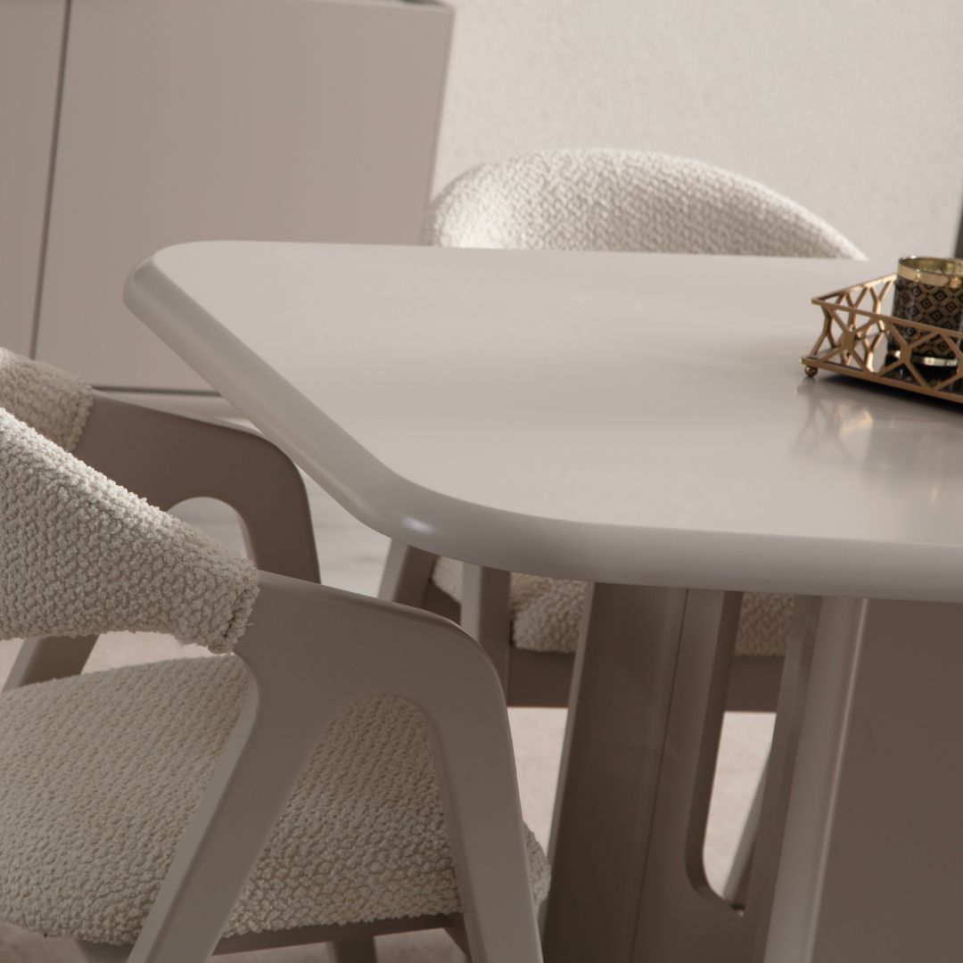 Трапезна маса Glamour – страничен изглед с четири текстилни стола и декорации, разположени пред голям прозорец.