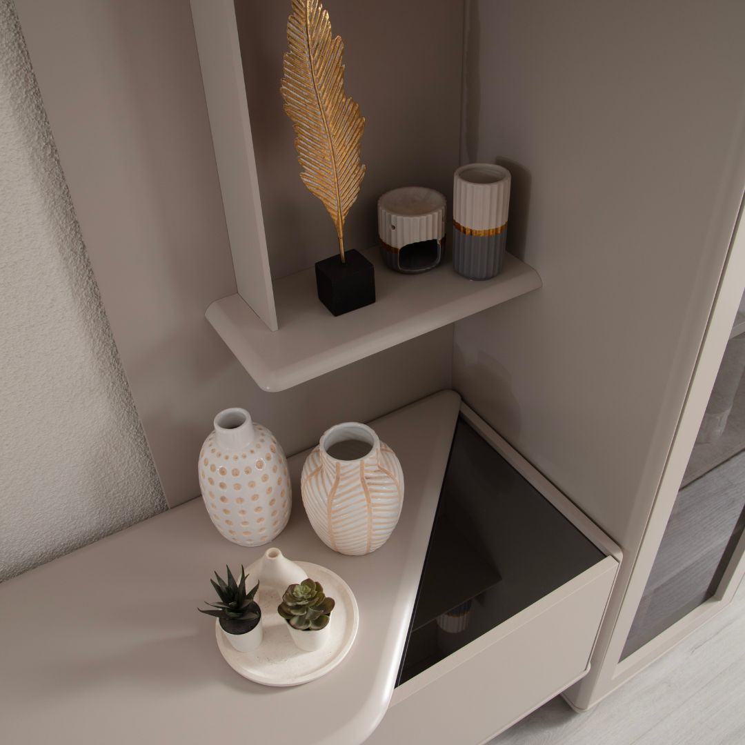 Етажерка с декор: Част от ТВ секция Glamour с вертикален панел и етажерка, украсена с вази и декоративни предмети.