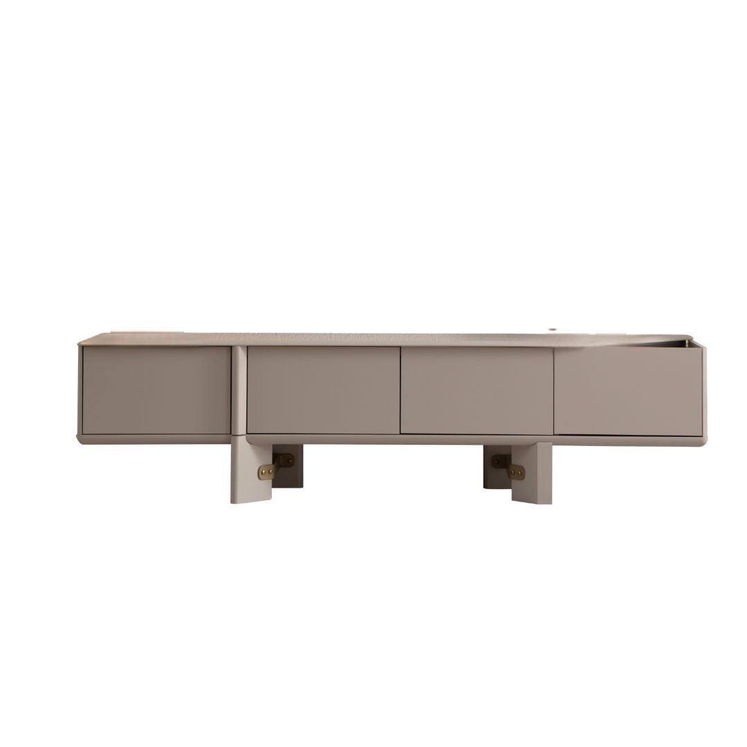 долен модул на ТВ секция Glamour с три отделения и елегантни крачета, представен върху бял фон.